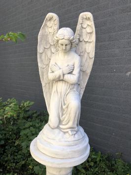 Engel - kniend, auf Sockel, Stein, Gartenstatue