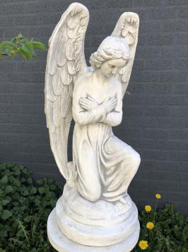 Engel - kniend, auf Sockel, Stein, Gartenstatue