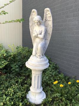 Engel - kniend, auf Sockel, Stein, Gartenstatue