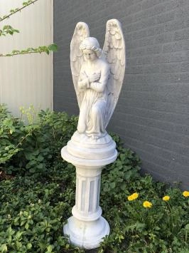 Engel - kniend, auf Sockel, Stein, Gartenstatue