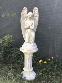 Engel - kniend, auf Sockel, Stein, Gartenstatue