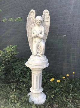 Engel - kniend, auf Sockel, Stein, Gartenstatue