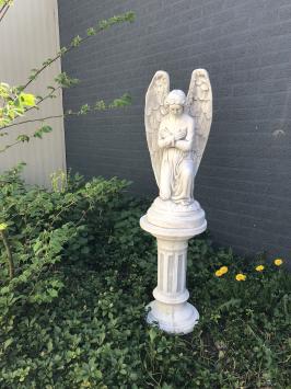 Engel - kniend, auf Sockel, Stein, Gartenstatue