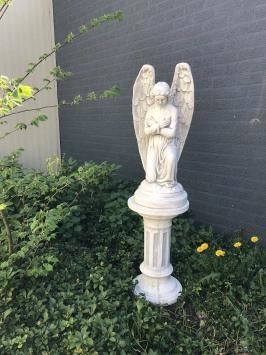Engel - kniend, auf Sockel, Stein, Gartenstatue