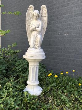 Engel - kniend, auf Sockel, Stein, Gartenstatue