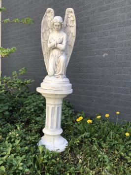 Engel - kniend, auf Sockel, Stein, Gartenstatue