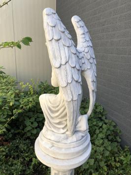 Engel - kniend, auf Sockel, Stein, Gartenstatue