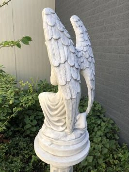 Engel - kniend, auf Sockel, Stein, Gartenstatue