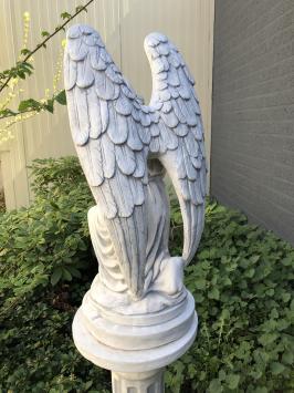 Engel - kniend, auf Sockel, Stein, Gartenstatue