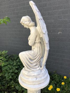 Engel - kniend, auf Sockel, Stein, Gartenstatue
