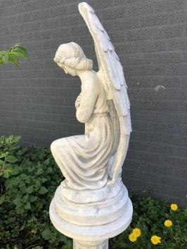 Engel - kniend, auf Sockel, Stein, Gartenstatue