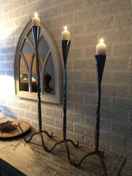 Feiner Kerzenständer, 1 Arm, Schmiedeeisenarbeit