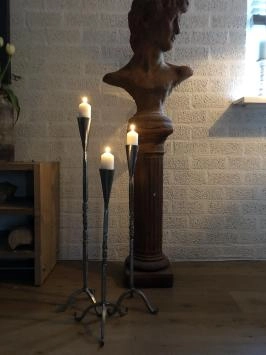 Feiner Kerzenständer, 1 Arm, Schmiedeeisenarbeit