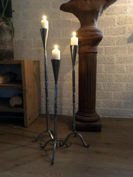 Feiner Kerzenständer, 1 Arm, Schmiedeeisenarbeit