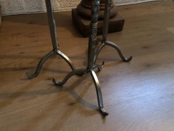 Feiner Kerzenständer, 1 Arm, Schmiedeeisenarbeit