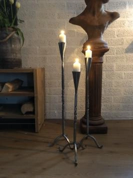Feiner Kerzenständer, 1 Arm, Schmiedeeisenarbeit