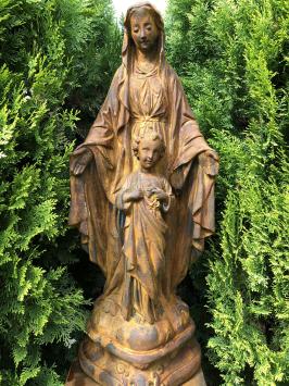 Maria mit Kind, voll von Steinoxid, Gartenstatue