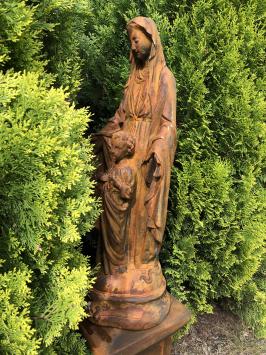 Maria mit Kind, voll von Steinoxid, Gartenstatue