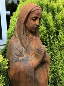 Mutter Maria / Mutter Maria, groß auf Sockel, Stein Skulptur Oxid