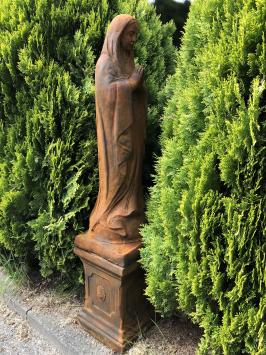 Mutter Maria / Mutter Maria, groß auf Sockel, Stein Skulptur Oxid
