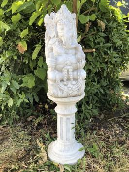 Statue Ganesha auf Sockel, ein hinduistischer Gott, Stein