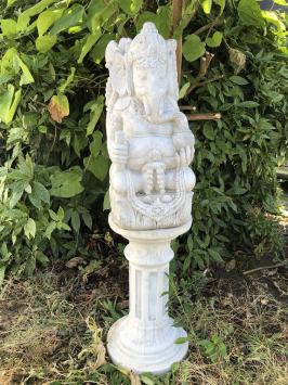 Statue Ganesha auf Sockel, ein hinduistischer Gott, Stein