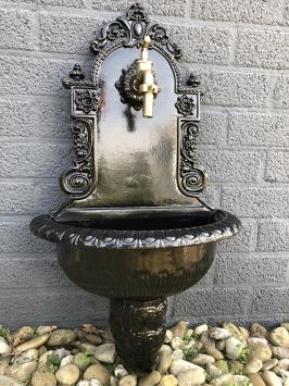 Hochwertiger Wandbrunnen, schwarz, Aluminium, Messinghahn
