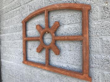Klassisches Stallfenster, gusseisernes Fenster als Dekoration