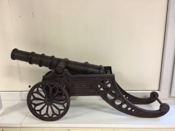 Prachtig decoratief kanon, gietijzer bruin