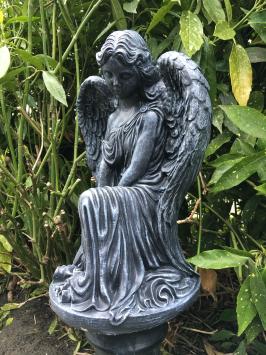 Engel, vol steen, kleur donker, tuinbeeld