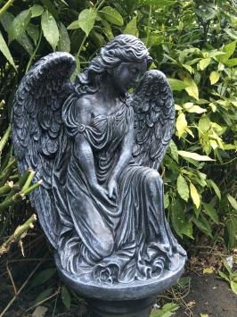 Engel, vol steen, kleur donker, tuinbeeld