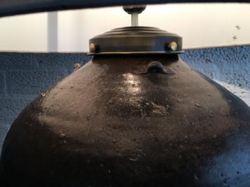 Prachtige lamp op oud indonesische rijstekruik