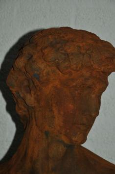 Sculptuur David, massief steen oxide, imponerend fraai