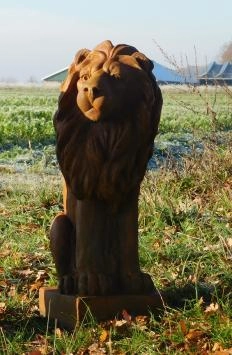 Sitzender Löwe - Polystone - Blick nach rechts - oxid