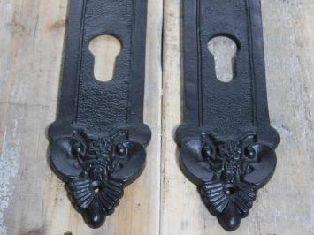 Satz Türbeschläge: 2 Griffe Histor + 2 Schutzplatten PZ92 Engel, Eisen antik