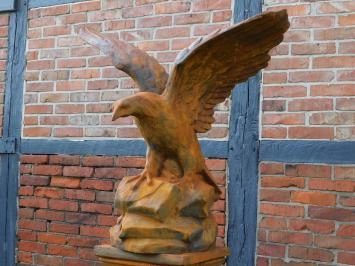 Großer Adler auf Sockel, beeindruckende Gartenstatue, Stein in Oxid