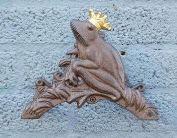 Froschkönig mit goldener Krone - Gartenschlauchhalter aus Gusseisen