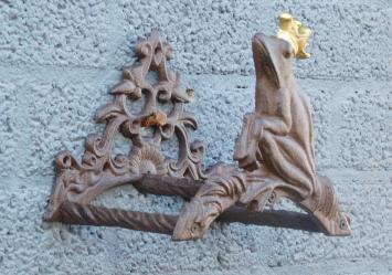 Froschkönig mit goldener Krone - Gartenschlauchhalter aus Gusseisen