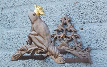 Froschkönig mit goldener Krone - Gartenschlauchhalter aus Gusseisen