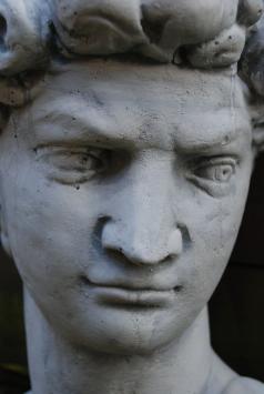 Apollo sculptuur van zwaar steen, prachtig in detail
