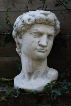 Apollo sculptuur van zwaar steen, prachtig in detail