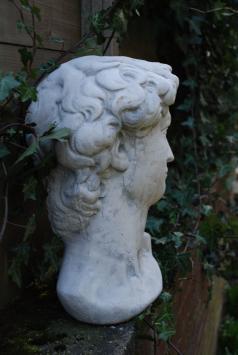 Apollo sculptuur van zwaar steen, prachtig in detail