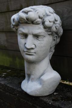 Apollo sculptuur van zwaar steen, prachtig in detail
