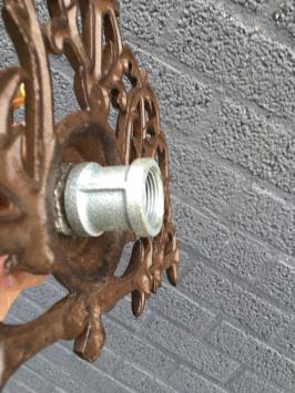 Waterkraan messing met wandornament gietijzer bruin