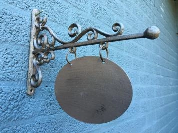 Haus oder Ladenschild, Metallversion mit Seitenarm