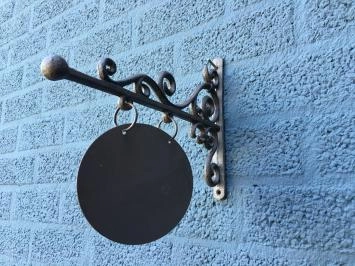 Haus oder Ladenschild, Metallversion mit Seitenarm