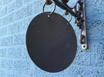 Haus oder Ladenschild, Metallversion mit Seitenarm