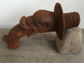 Oud model wateruitloop, vis mond