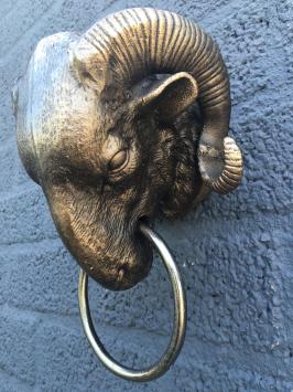 Wanddekoration aus Eisen - Widderkopf - mit Ring - Bronze