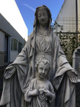 Maria mit dem Kind, Stein, Statue